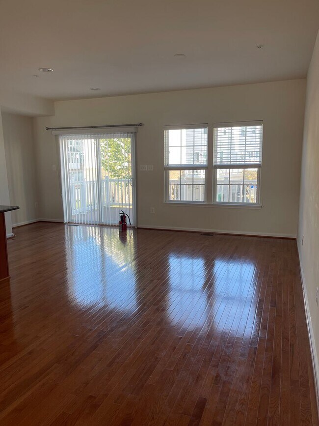 Building Photo - THREE LEVEL TOWNHOUSE WITH 2 CAR GARAGE