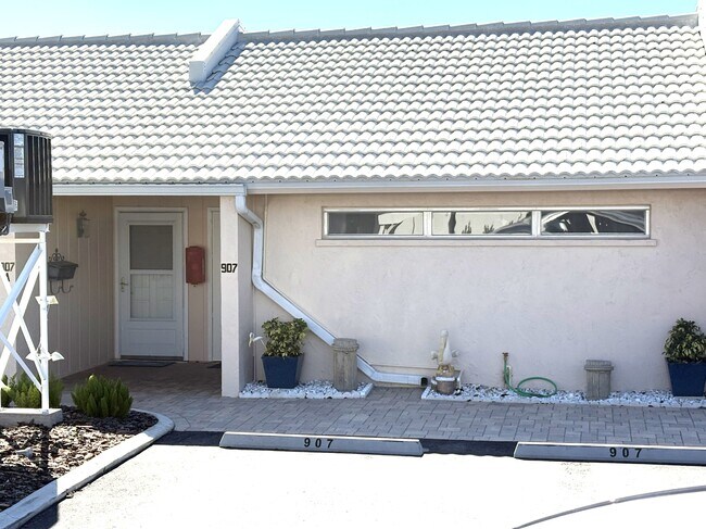 Building Photo - 907 Gibbs Rd