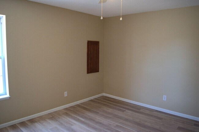 Building Photo - 1309-1311 Godas