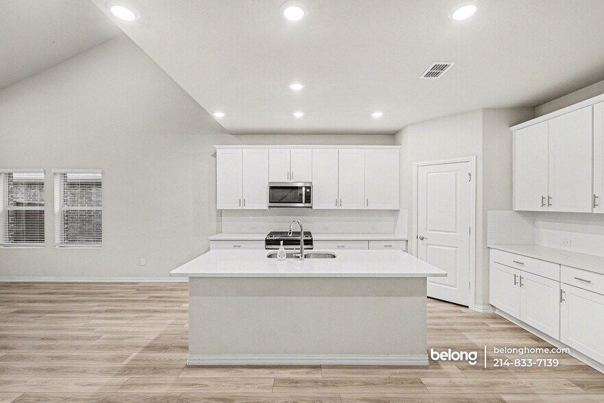 Building Photo - 3416 Kingsview Dr