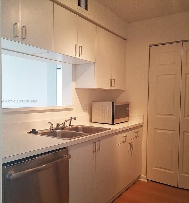 Building Photo - 19999 E Country Club Dr