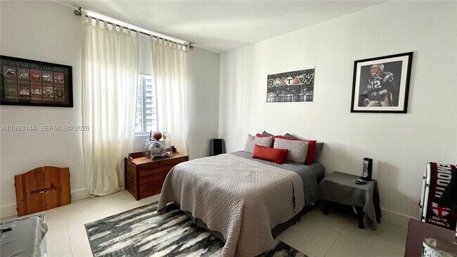 Building Photo - 1060 Brickell Ave