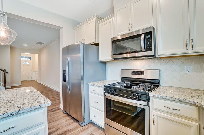 Building Photo - (Coming Soon) 3 Bedroom Townhome in Steele Creek!