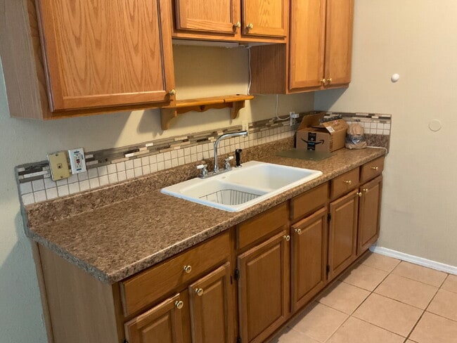 Building Photo - Three Bed/Two Bath with Personality and Charm