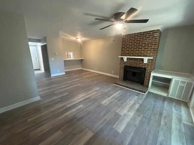Building Photo - 240 Jamil Rd