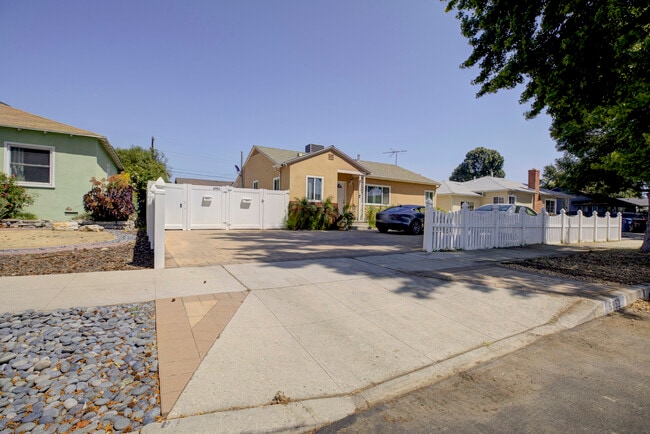 Building Photo - 6954 Jellico Ave