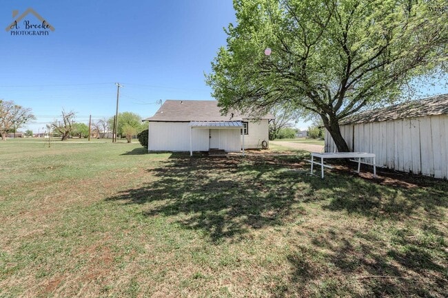 Building Photo - 415 N Oak St