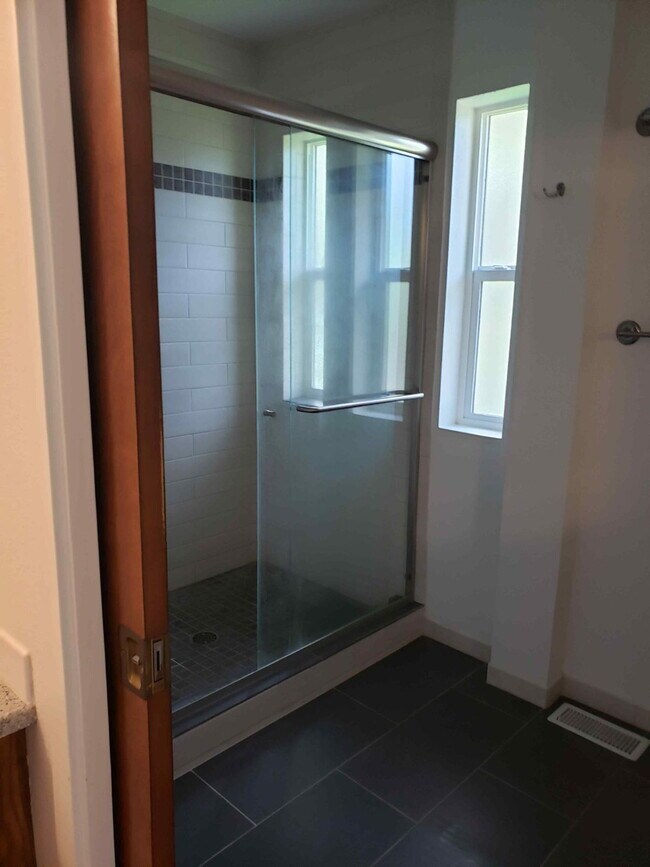 Building Photo - Spacious 4 Bed / 3 Bath Near Downtown with Two Master Bedrooms! Available beginning of August