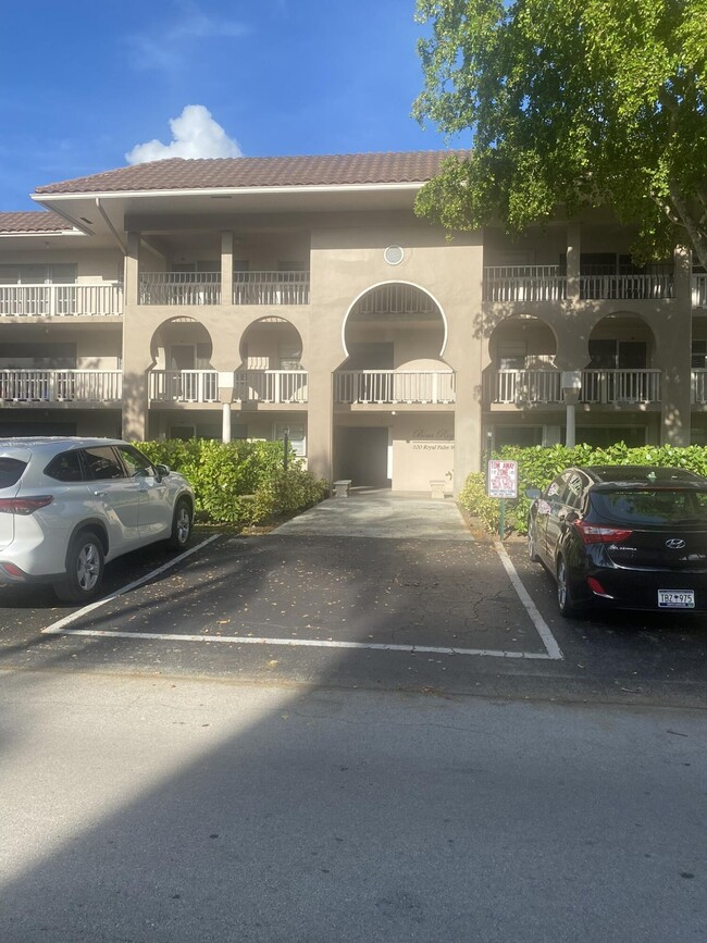 Primary Photo - 100 Royal Palm Way