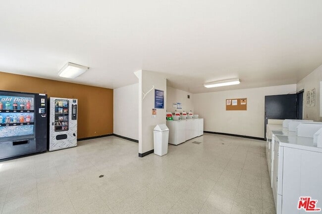 Building Photo - 5530 Owensmouth Ave