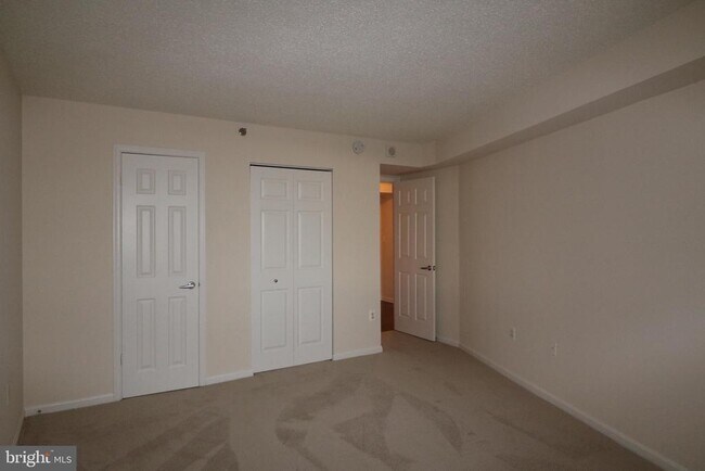 Building Photo - 10101 Grosvenor Pl