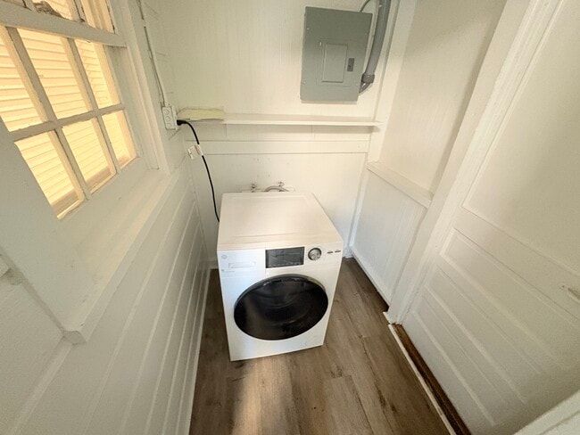 Building Photo - 104 Freeze Ave NW