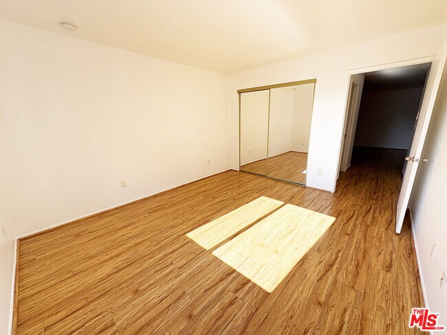 Building Photo - 5440 Carlton Way