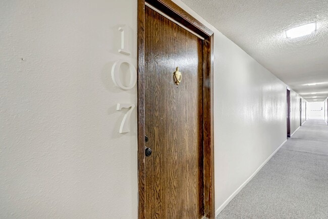 Building Photo - Skyway Condo, 2 Bed, 1.5 Bath, Secure Building