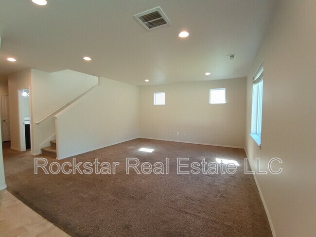 Building Photo - 1315 N Rogue River St