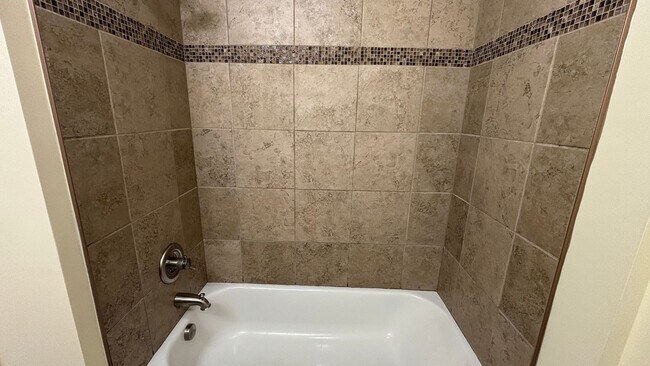 Building Photo - Large 4 Bedroom House in Quiet Country Setting