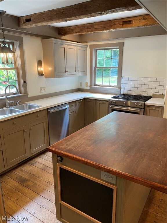 Building Photo - 10 Maple Ln