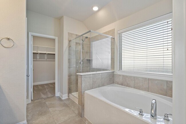 Building Photo - 2811 Ridgecliff Ct