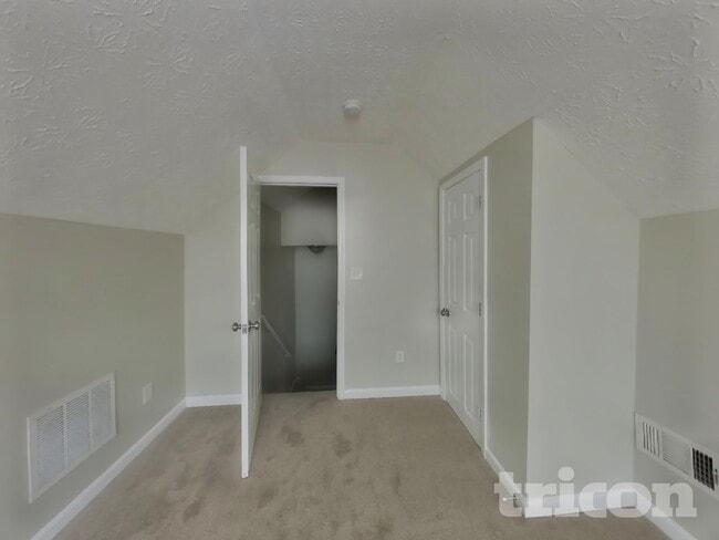 Building Photo - 5746 Lakeside Dr