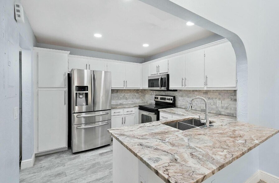 Building Photo - 4012 Palm Bay Cir