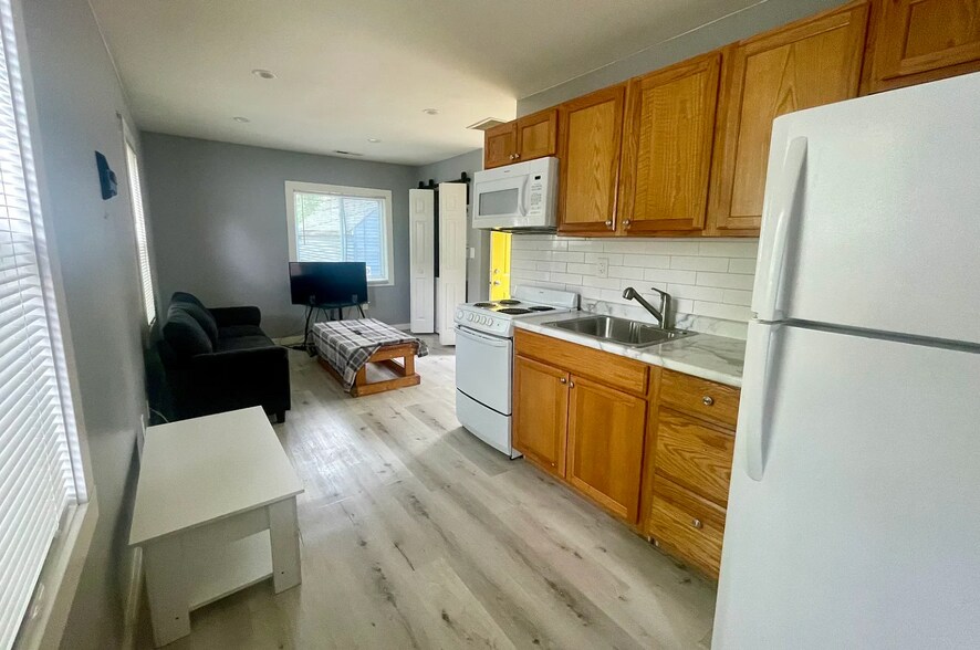 OPTIONAL: 1bd In-law Suite, fully equipped - 2324 E 36th St