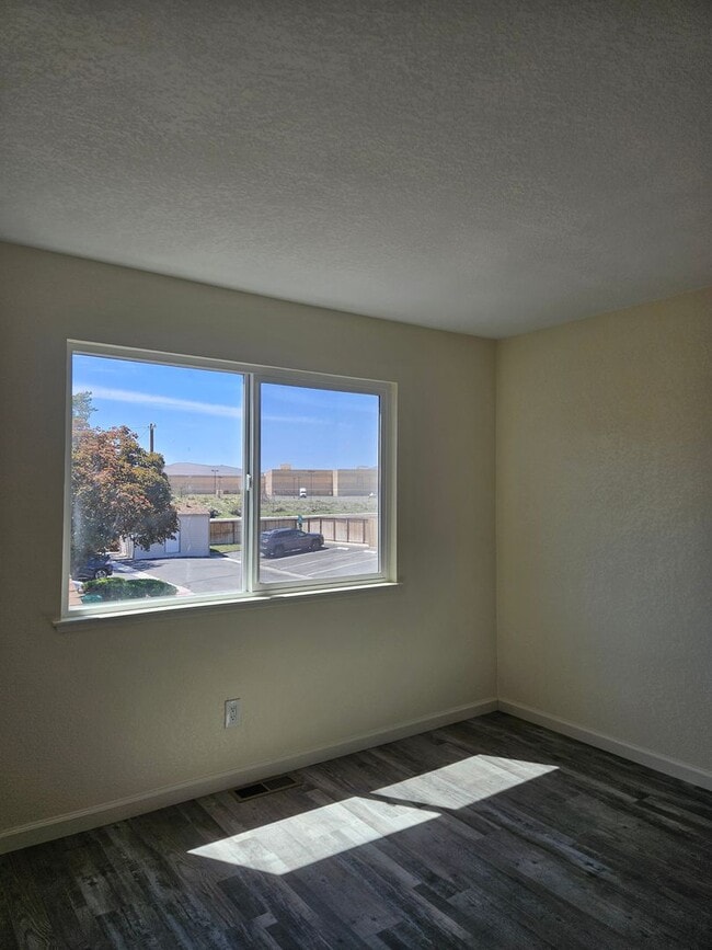 Building Photo - 2 bedroom or 1 bed with loft