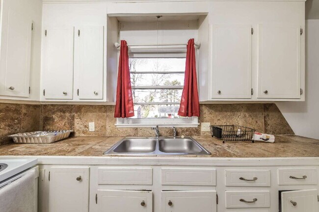 Building Photo - "Cozy 2-Bedroom Gem on Bond Street – Pet-Friendly Winston-Salem!"