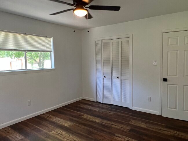 Building Photo - 1108 Reyes St