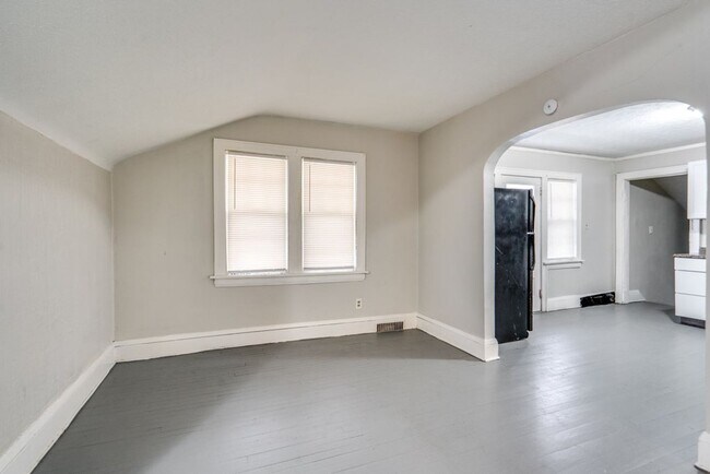 Building Photo - 614 Madison Ave