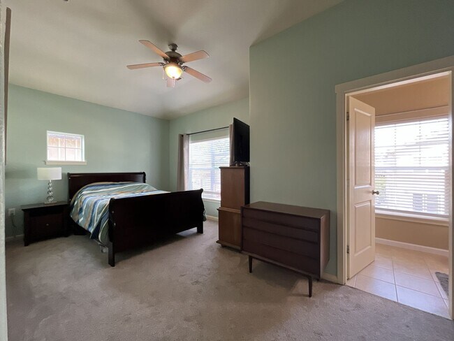 Building Photo - Well-Designed Condo with Dual Primary Suites, Vaulted Ceilings & Community Clubhouse