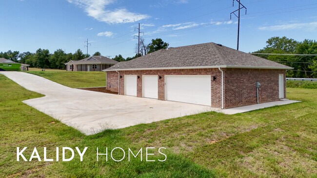 Building Photo - 1660 Salma Rd