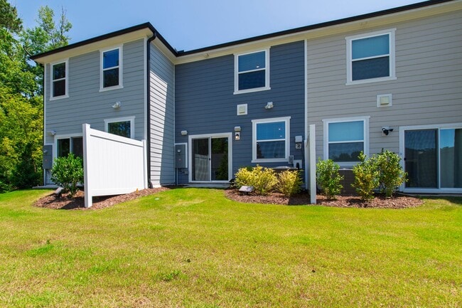 Building Photo - Modern 3-Bedroom Townhome with Luxury Fini...