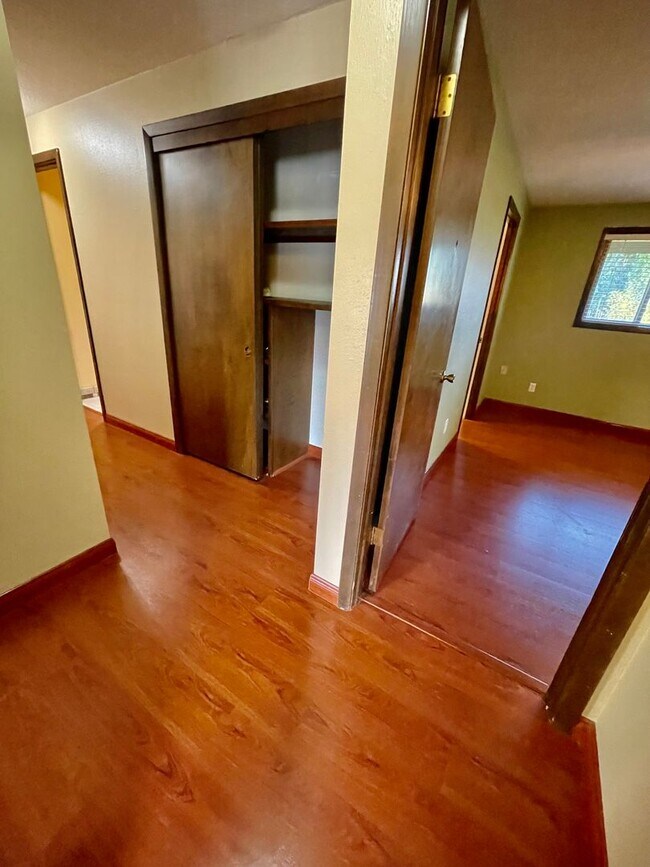 Building Photo - Sprawling 5bd/3bath Split-Level Home | Sto...