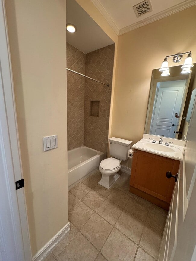 Building Photo - 304 W Mallory Cir