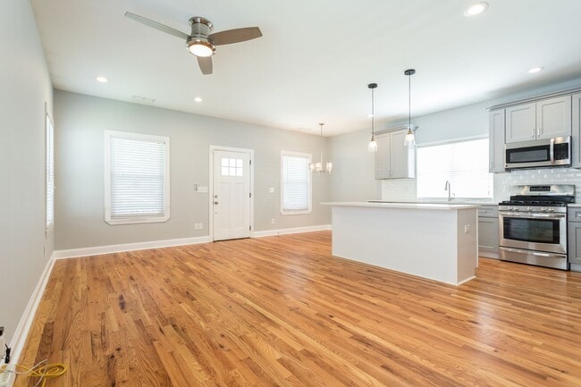 Building Photo - Stunning 3BD, 2.5BA Downtown Raleigh Home with a Fenced Yard
