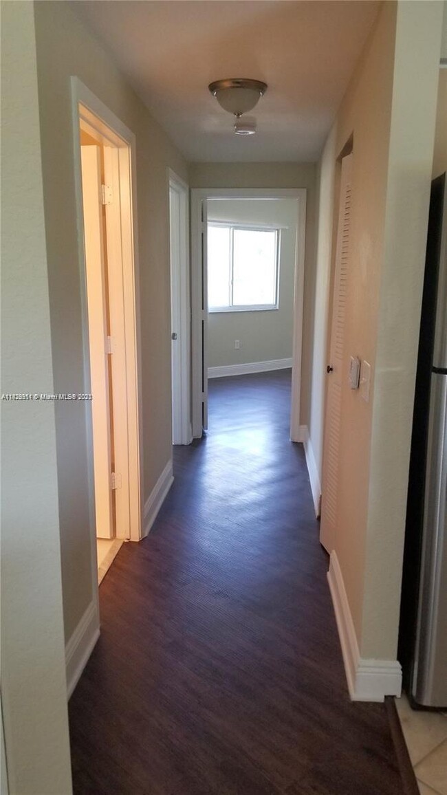 Building Photo - 280 Crestwood Cir