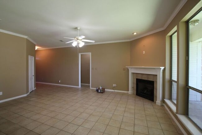 Building Photo - 3 bedroom 2 bathroom home in Tyler!