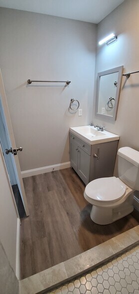 Bath 2 - 8552 Rush Ave
