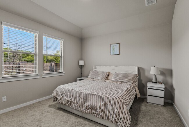 Building Photo - 706 Melody Hl Dr