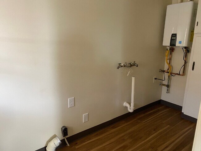 Building Photo - Charming 2-Bedroom, 1-Bath Home with Modern Updates on a Spacious Lot