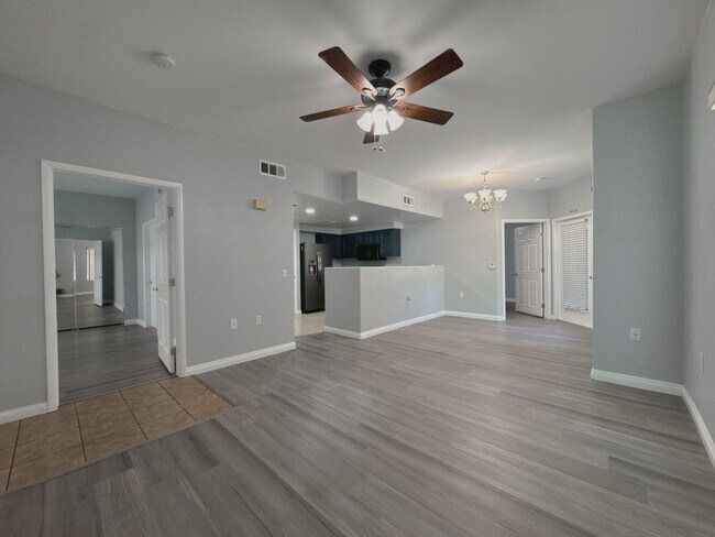 Building Photo - 2b2b Condo