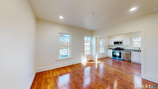 Building Photo - 736 Main St