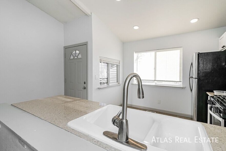 Building Photo - 1679 Ensenada Way