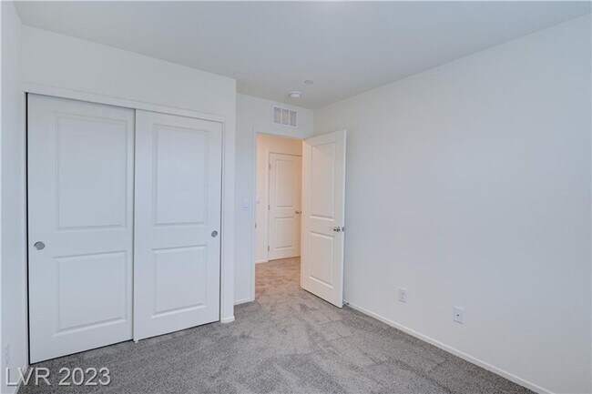 Building Photo - Modern 3-Bedroom Townhome in Highly Desire...