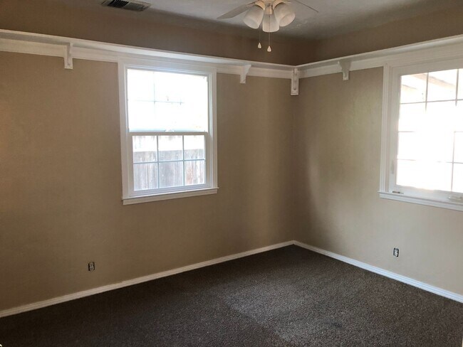 Building Photo - 801 S Bradley St