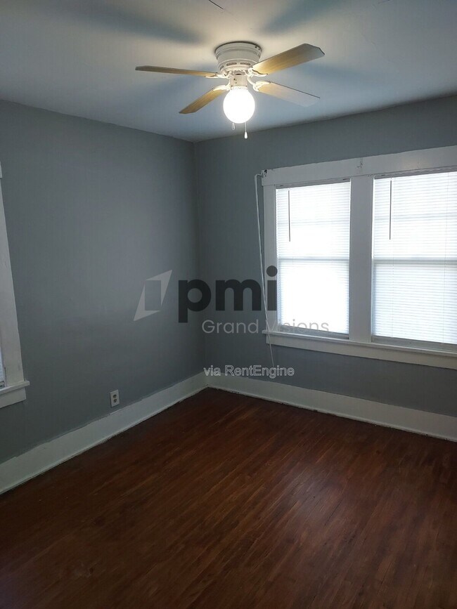 Building Photo - 875 W Waggoner St