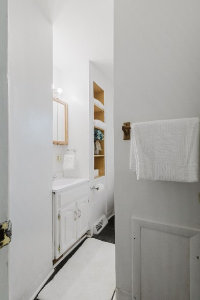 Building Photo - 619 N Lincoln St