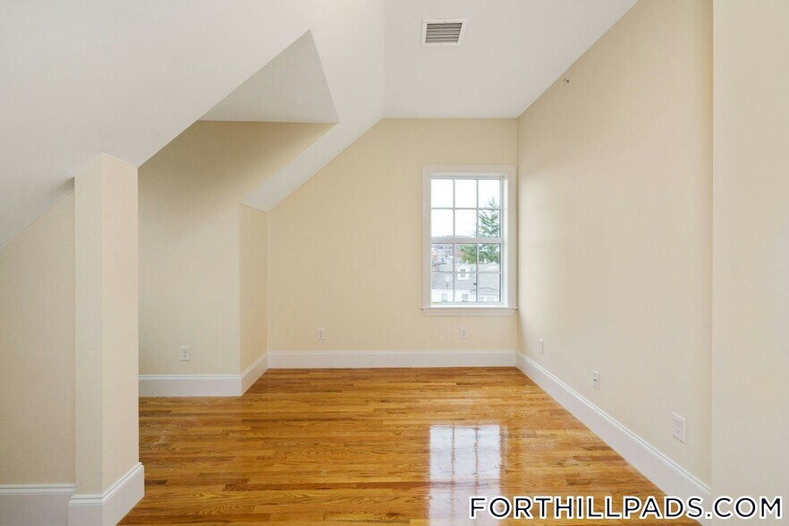 Building Photo - 128 Roxbury St