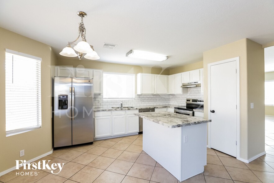 Building Photo - 8736 W Tuckey Ln