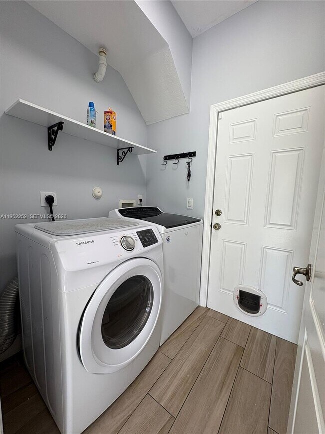 Building Photo - 10793 Oak Bend Way